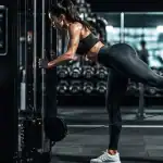 exercice fessier poulie kickback femme
