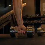 Exercice bicep avec haltere : curl haltères banc incliné