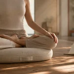 Position lotus : pratiquant assis en demi-lotus, stabilité et respiration