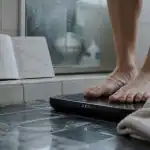 Se peser tous les jours fait grossir : balance numérique en salle de bain, stress et eau