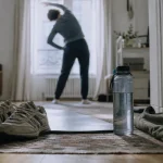 30 min de sport par jour, étirement sur tapis et bouteille d’eau