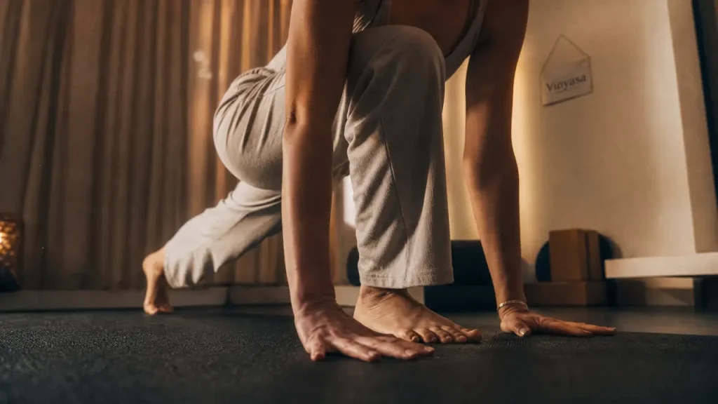 Vinyasa yoga : souffle, flow et erreurs à éviter pour débuter